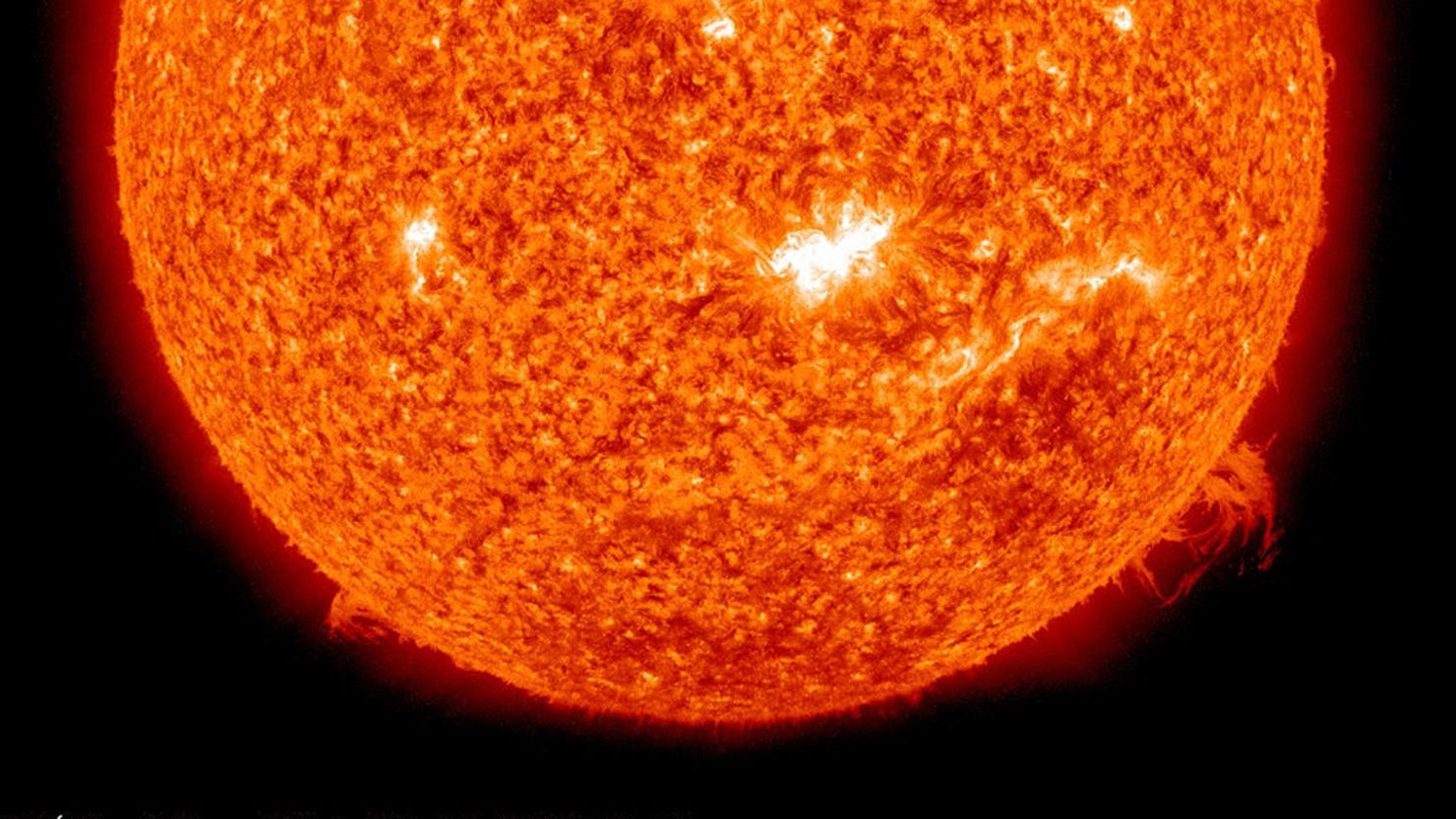 En esta captura de pantalla tomada de una secuencia hecha por la nave espacial del Observatorio de Dinámica Solar de la NASA se capta una mancha solar en el centro del Sol. Imagen de archivo de 2011.