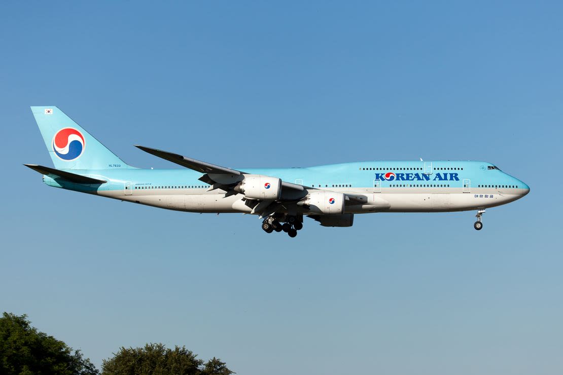 Un Boeing 747-800 de Korean Air aterriza en el aeropuerto de Roma Fiumicino.