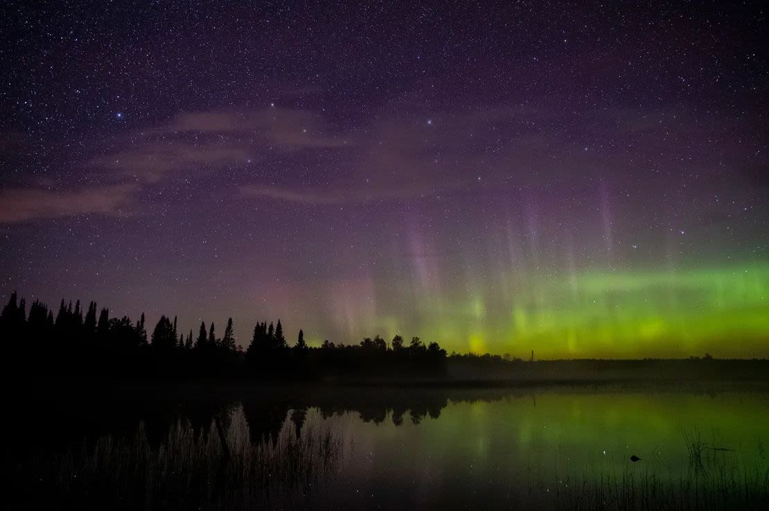 La aurora boreal se puede ver en el horizonte norte en el cielo nocturno sobre Wolf Lake en el bosque estatal de Cloquet en Minnesota en septiembre de 2019. Alex Kormann/Star Tribune/Getty Images