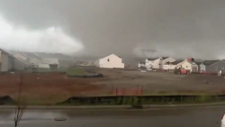 CNNE 1690040 - asi fue la furia de un tornado en tennessee