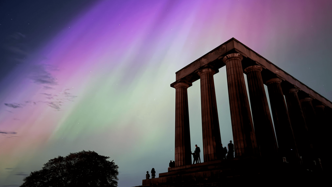 Una aurora boreal se observa en el cielo de Edimburgo, Escocia.