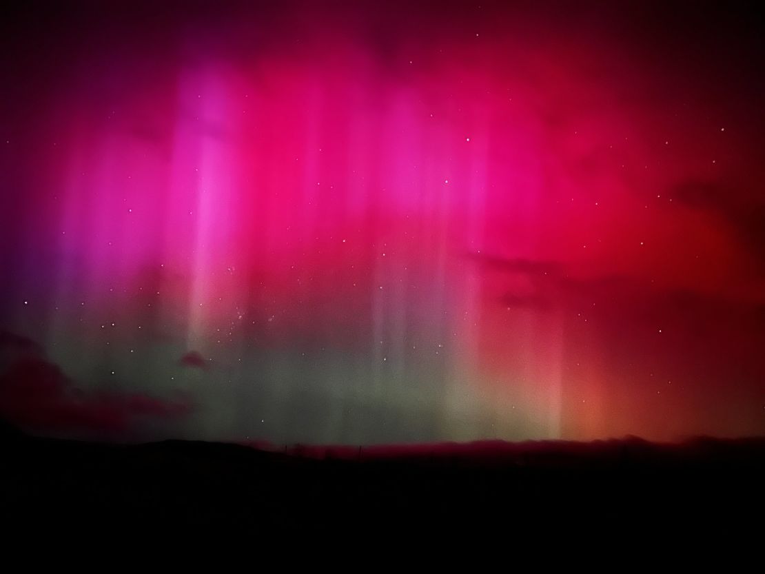 La aurora boreal vista en Central Otago en Nueva Zelandia alrededor de las 6:20 am NZT, el 11 de mayo.