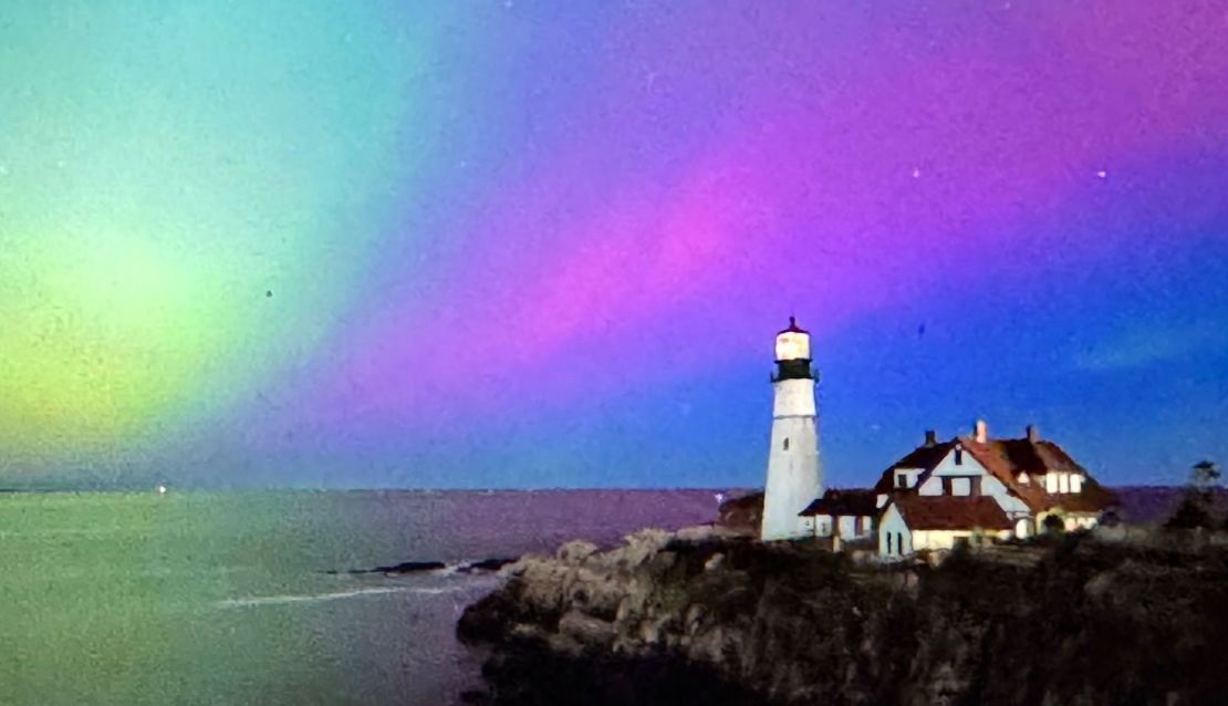 Una foto de larga exposición muestra la aurora boreal sobre Portland, Maine, el 10 de mayo.