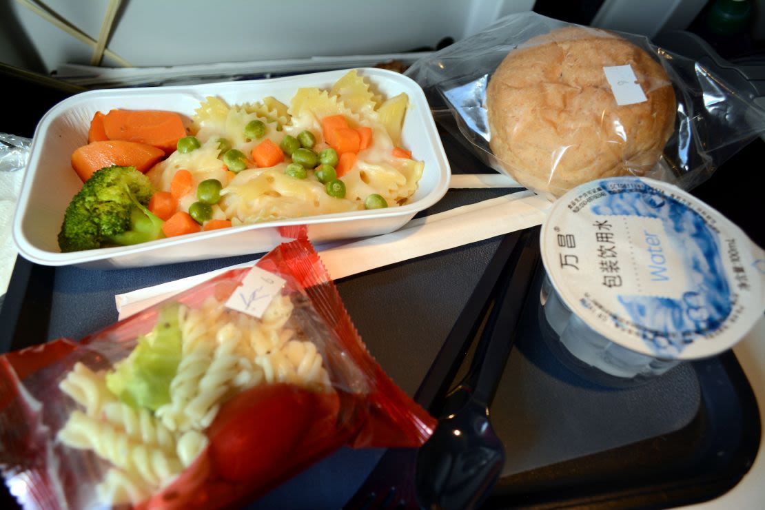 Una comida a bordo de un vuelo de British Airways en 2019.