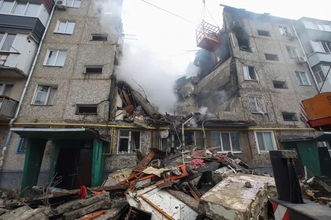 Un edificio de apartamentos en Sumy, al este de Ucrania, gravemente dañado por un ataque con drones rusos. Vyacheslav Madiyevskyy/Reuters