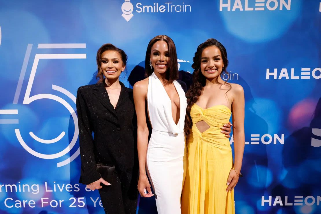 Voigt y Srivastava posn con Crystle Stewart, quien anteriormente dirigió Miss USA, en una gala en Nueva York tras su doble renuncia.