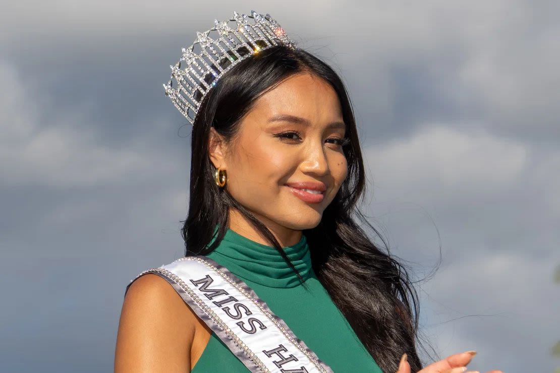 Savannah Gankiewicz, quien como Miss Hawaii quedó como primera finalista durante el certamen Miss USA 2023, asumirá el cargo de Miss USA luego de la renuncia de Voigt.