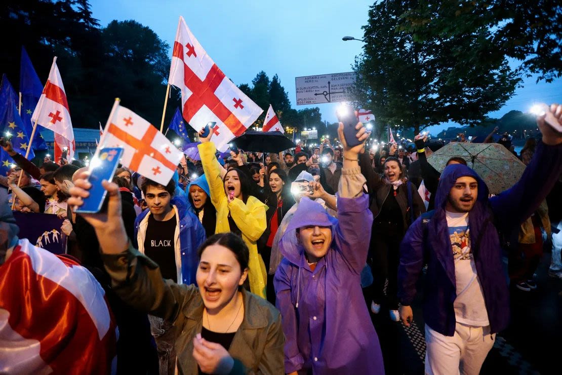 Manifestantes protestan contra el proyecto de ley sobre agentes extranjeros en Tbilisi, Georgia, el 11 de mayo de 2024.