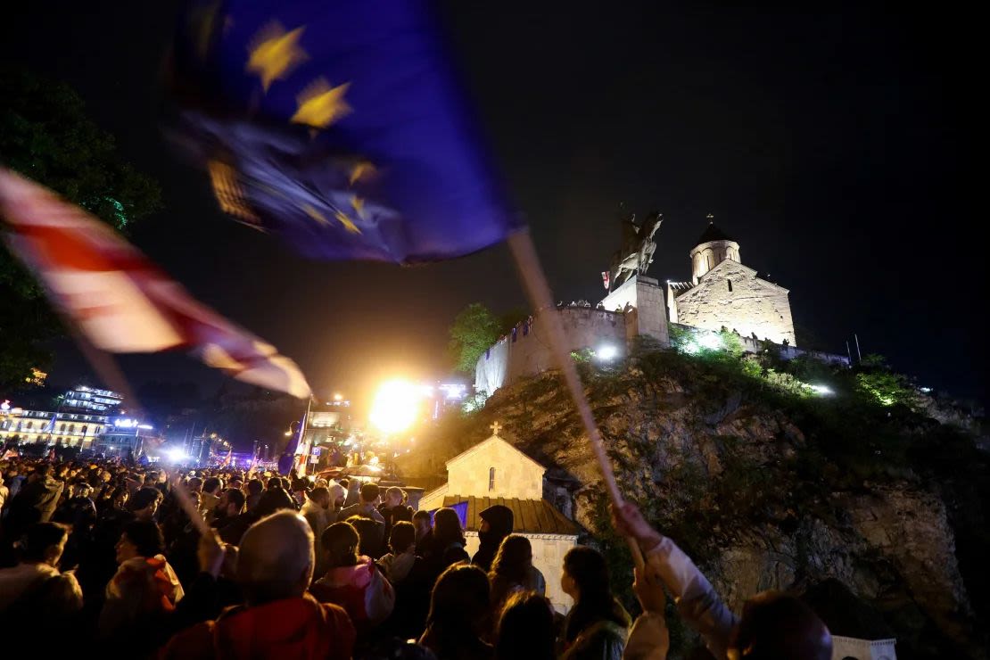 Manifestantes protestan contra el proyecto de ley sobre agentes extranjeros en Tbilisi, Georgia, el 11 de mayo de 2024.