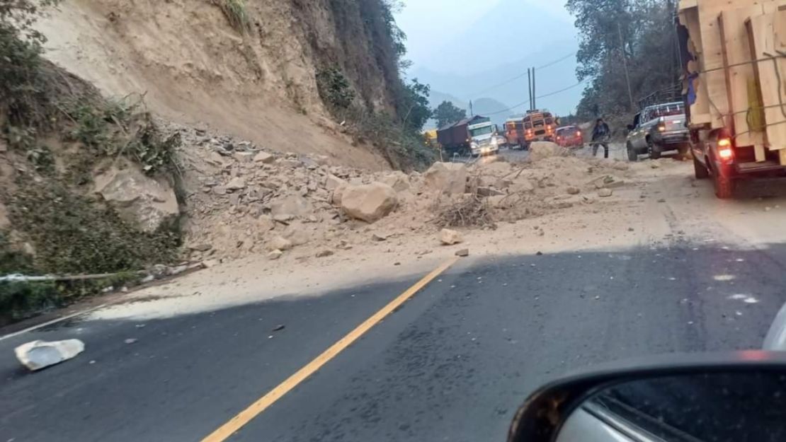 Se registro un derrumbe en Ruta Cito Zarco, Kilómetro 208 al 215 en Quetzaltenango como consecuencia del sismo. Crédito: Conred