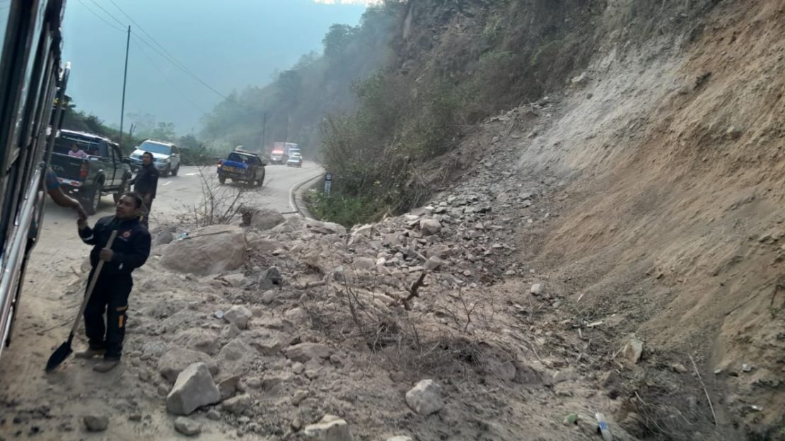 La Coordinadora Nacional para la Reducción de Desastres de Guatemala (Conred) reportó otro deslizamiento de tierra en La Calera y Peaje del municipio de Zunil, Quetzaltenango. Crédito: Conred