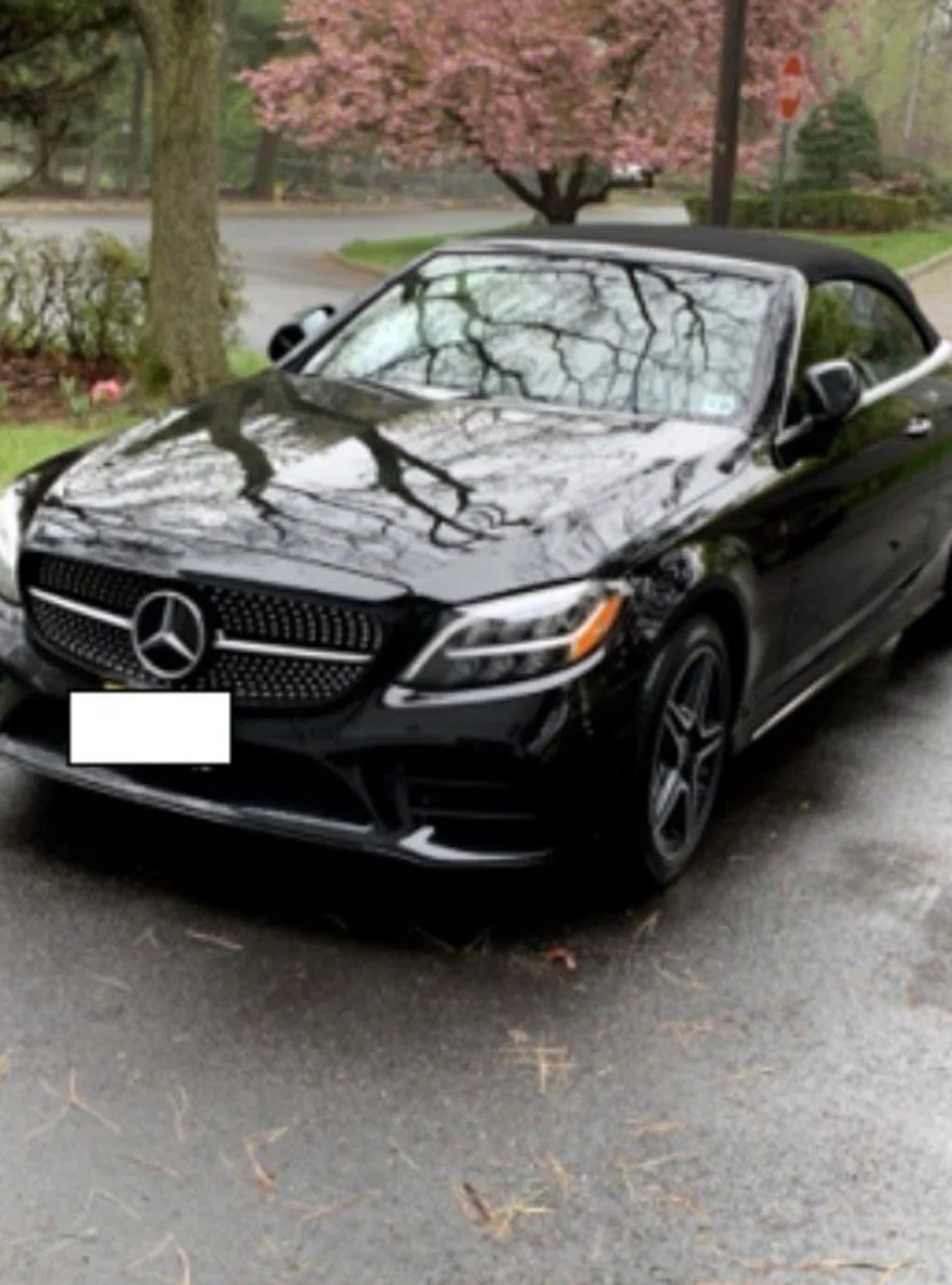 Nadine Menéndez compró el Mercedes-Benz clase C convertible con un pago inicial de US$ 15.000 el día después de que, según los fiscales, Uribe le diera US$ 15.000 en un estacionamiento. Incluyeron esta foto en los documentos judiciales.