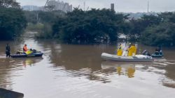 CNNE 1690649 - asi ayudan los rescatistas tras inundaciones en brasil