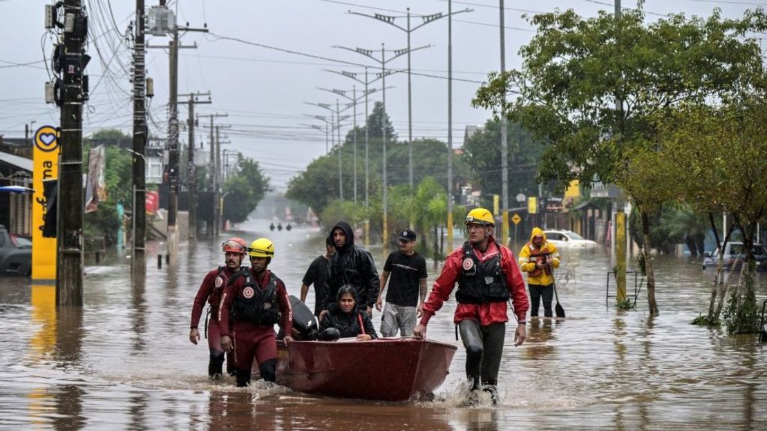 Bomberos rescatan a los lugareños en un bote, en el barrio Santos Dumont en Sao Leopoldo, Rio Grande do Sul, Brasil, el 12 de mayo de 2024. Crédito: NELSON ALMEIDA/AFP vía Getty Images