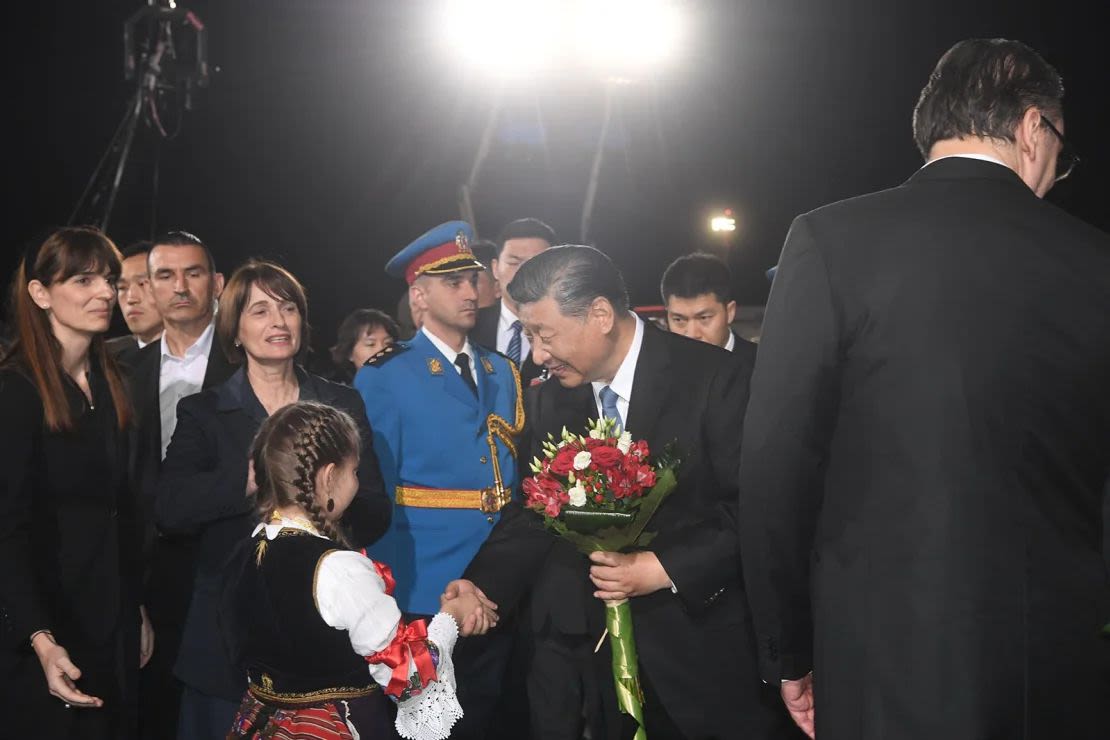 El líder chino Xi Jinping es recibido en el aeropuerto de Belgrado el 7 de mayo para su visita de Estado de dos días.