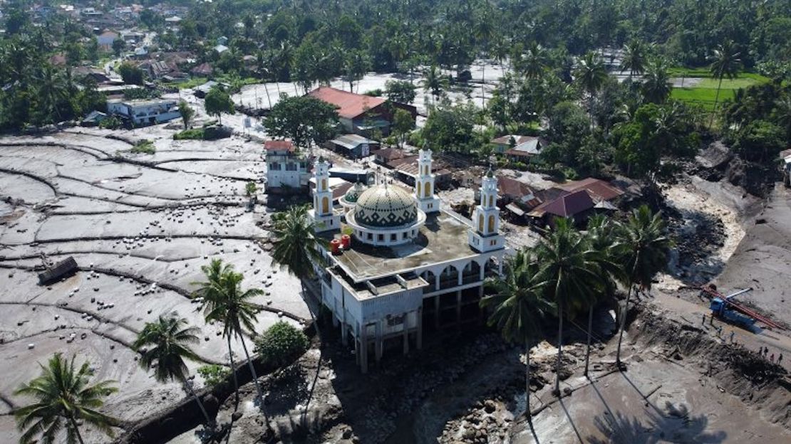 Esta vista aérea muestra la magnitud de la devastación tras las fuertes lluvias del fin de semana en la aldea de Lima Kaum, situada en el distrito de Tanah Datar, en Sumatra Occidental.