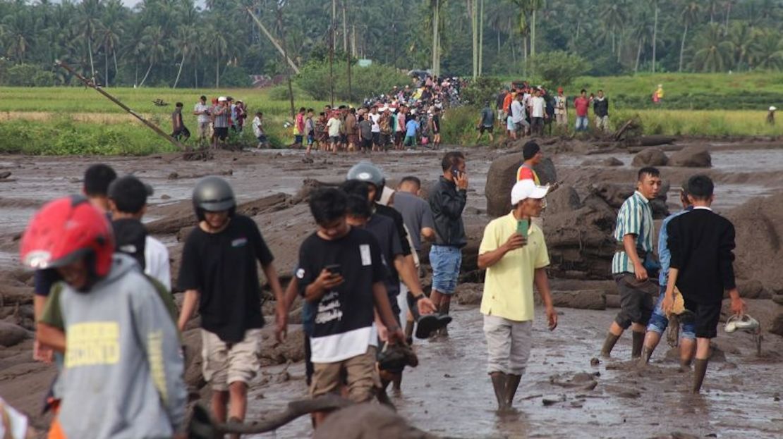 Habitantes del pueblo de Lima Kaum, una de las zonas más afectadas.