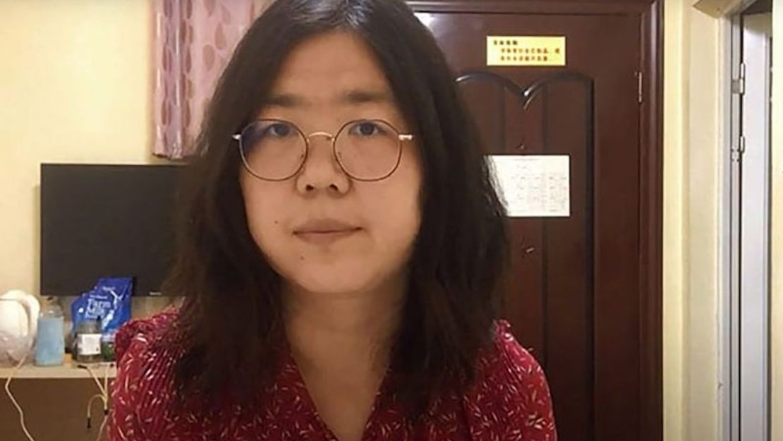 La periodista china Zhang Zhan fue condenada a cuatro años de prisión por informar sobre el brote inicial de covid-19 en Wuhan.