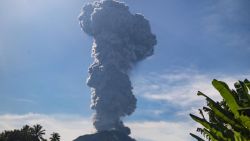 CNNE 1690998 - asi entro en erupcion el volcan ibu en indonesia