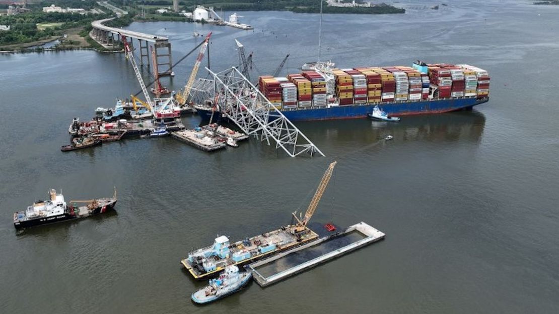 Equipos de salvamento trabajan para retirar los restos del Dali el 8 de mayo, seis semanas después de que el carguero colisionara con el puente Francis Scott Key en Baltimore, Maryland.