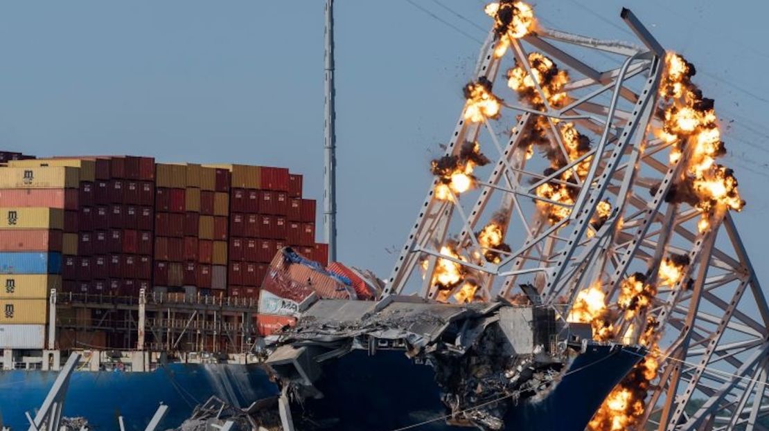 Se detonan cargas explosivas para derribar secciones del derrumbado puente Francis Scott Key que descansaban sobre el portacontenedores Dali el lunes 12 de mayo en Baltimore.