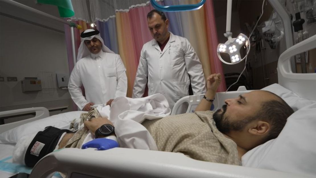 Los médicos Hasan Abuhejleh y Ahmed AlSaadi inspeccionan a pacientes de Gaza en el hospital Hamad de Doha, Qatar.