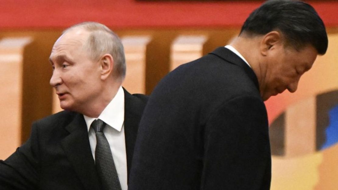 El líder chino, Xi Jinping, y el presidente ruso, Vladimir Putin, asisten a la ceremonia de inauguración del Foro de la Franja y la Ruta en el Gran Salón del Pueblo de Beijing el pasado octubre.