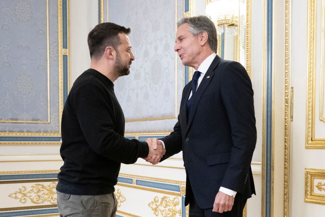 El presidente de Ucrania Volodymyr Zelensky saluda al secretario de Estado de EE.UU. Antony Blinken antes de su reunión en Kyiv el 14 de mayo de 2024.