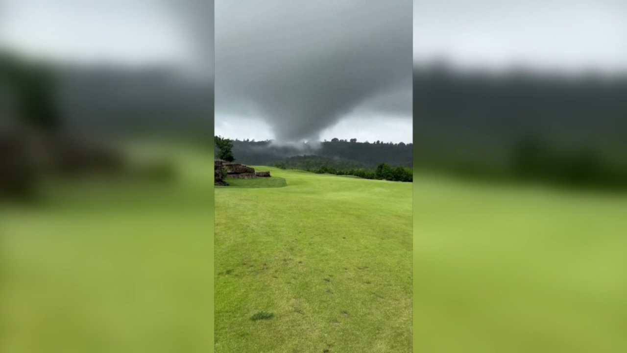 CNNE 1691364 - un tornado arrasa un campo de golf en missouri