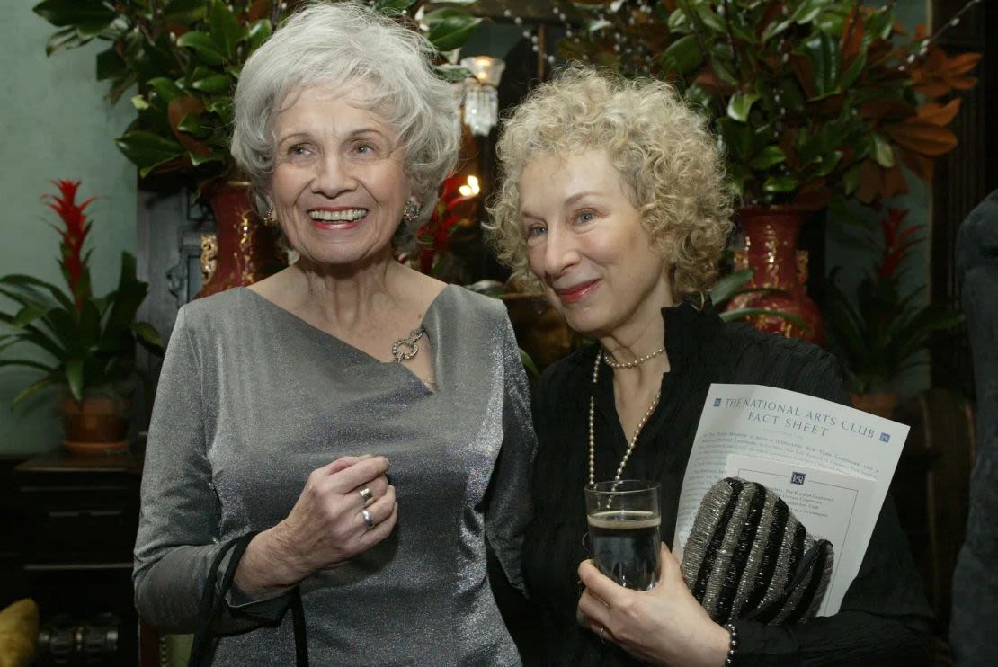 Alice Munro, izquierda, y Margaret Atwood a la derecha, en el National Arts Club en febrero de 2005. Atwood elevó a Munro a la "santidad literaria internacional".