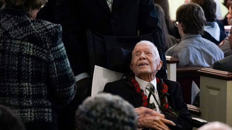 El expresidente Jimmy Carter a la salida del funeral de la ex primera dama Rosalynn Carter en la Iglesia Bautista Maranatha el 29 de noviembre de 2023, en Plains, Georgia.