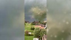 CNNE 1691530 - tornado deja destrozos en pensilvania