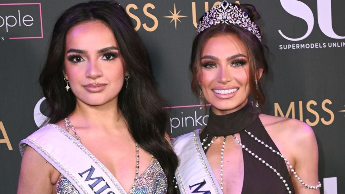 Miss Teen USA 2023 UmaSofia Srivastava y Miss USA 2023 Noelia Voigt renunciaron a sus coronas la semana pasada. Ahora, sus madres hablan sobre el trato que recibieron. Crédito: Chance Yeh/Getty Images