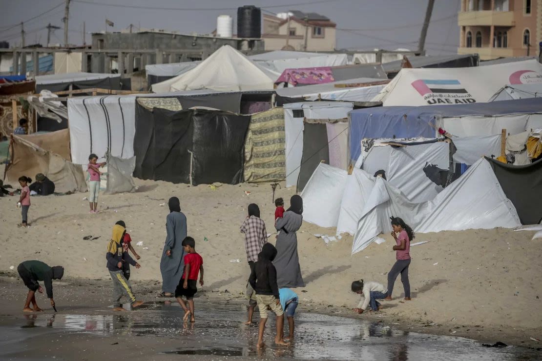 Los palestinos se meten al agua para refrescarse durante el clima cálido en Rafah, Gaza, el 19 de abril de 2024. Crédito: Jehad Alshrafi/Anadolu/Getty Images.