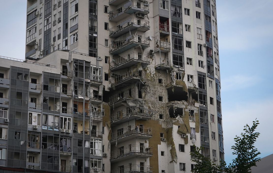 Un edificio de apartamentos dañado en el ataque con misiles rusos en Járkiv, Ucrania, el 14 de mayo.