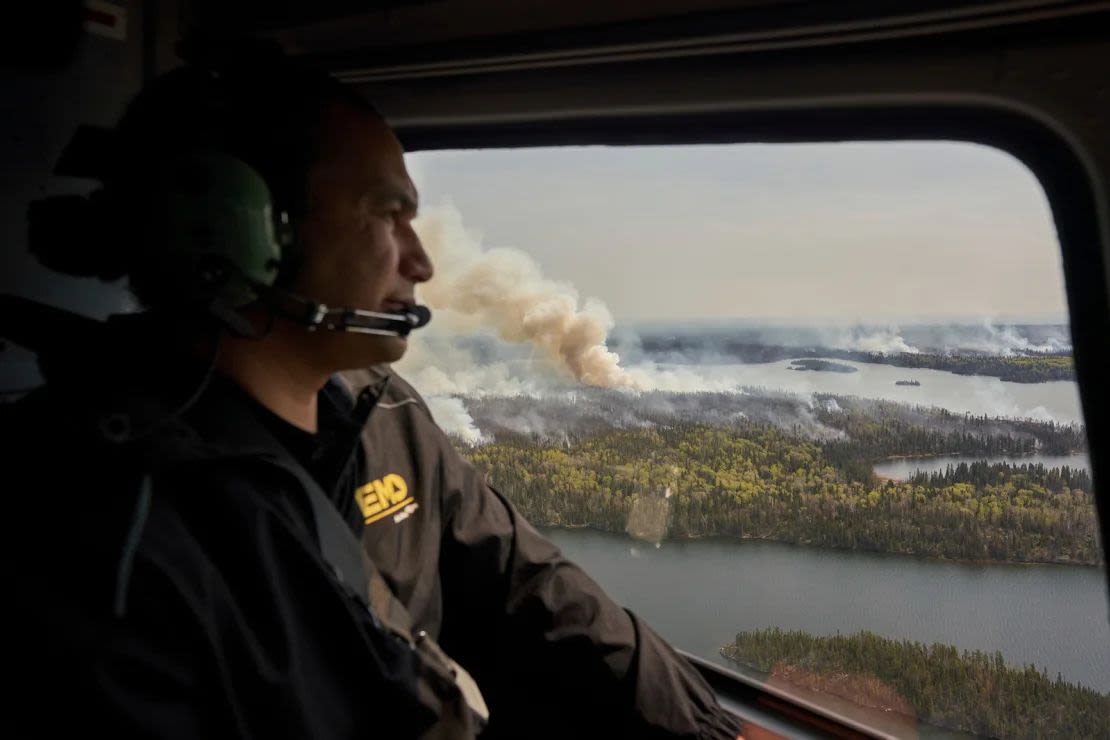 El primer ministro de Manitoba, Wab Kinew, examina los incendios forestales que arden en el norte de Manitoba el 14 de mayo de 2024. }