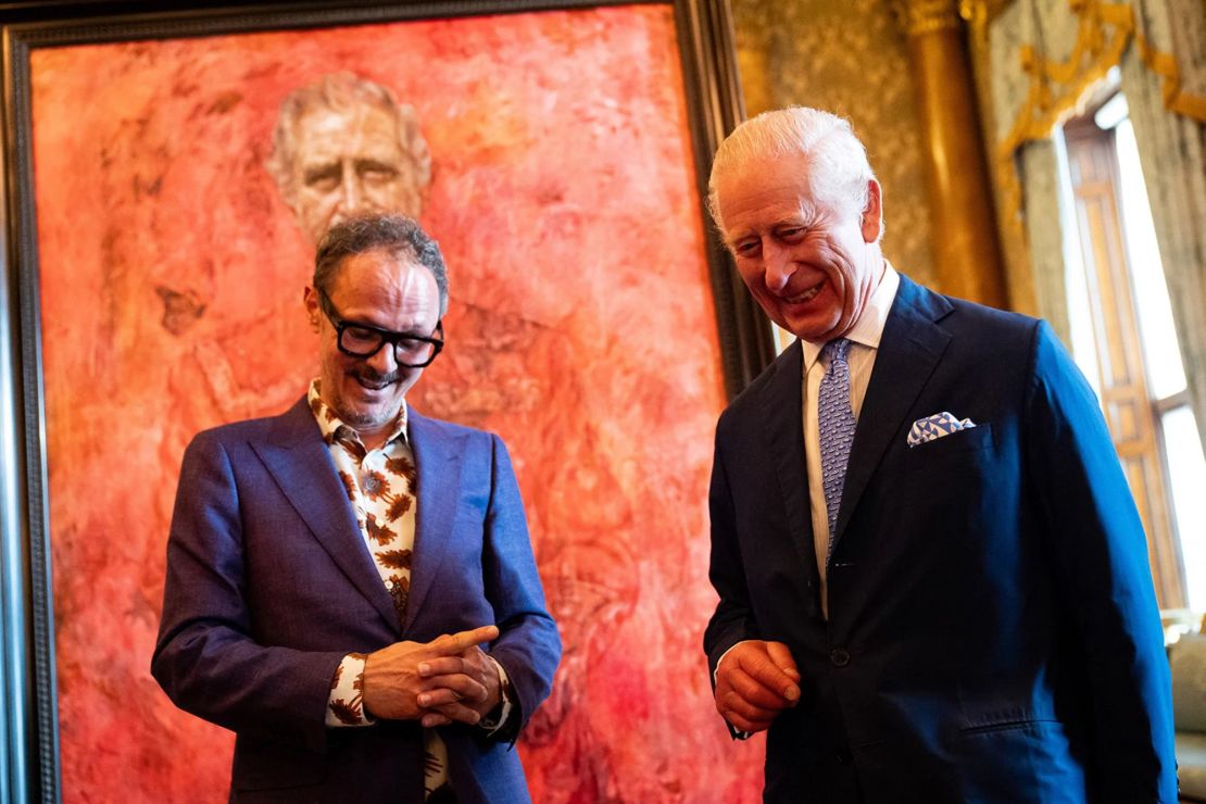 El rey Carlos III de Gran Bretaña, a la derecha, junto al artista Jonathan Yeo después de revelar un retrato oficial de sí mismo vistiendo el uniforme de la Guardia Galesa, de la cual el rey fue nombrado coronel de regimiento en 1975.