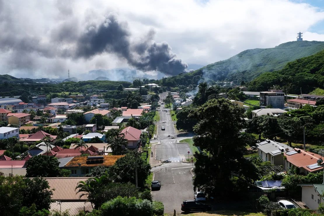 El humo se eleva a lo lejos en Numea, Nueva Caledonia, el 14 de mayo de 2024.