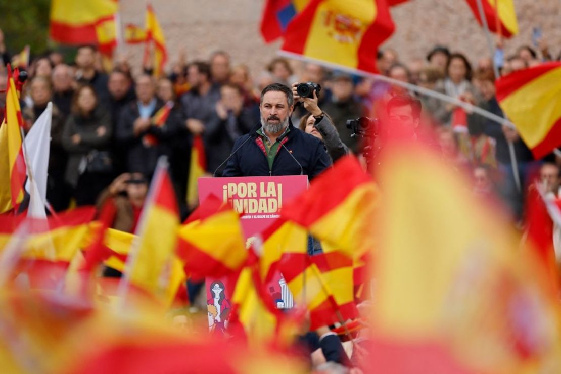 El líder del partido español de extrema derecha Vox, Santiago Abascal, pronuncia un discurso durante una manifestación convocada por Vox contra los planes de amnistía a los separatistas catalanes, en Madrid, el 29 de octubre de 2023.