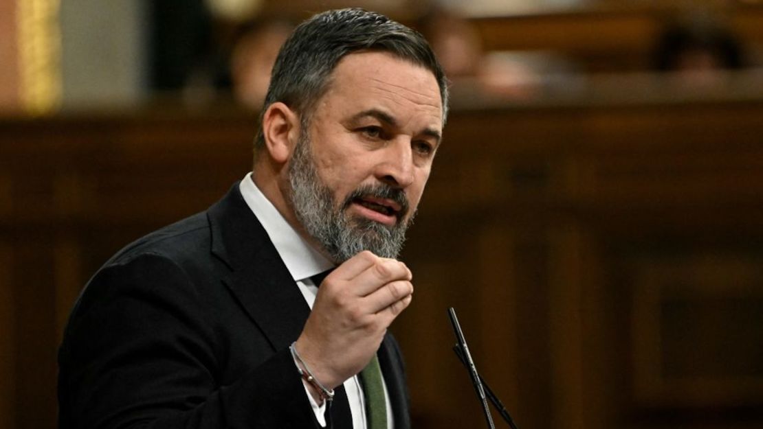 El líder del partido español de extrema derecha Vox, Santiago Abascal, pronuncia un discurso durante una sesión plenaria antes de la votación de la polémica ley de amnistía del gobierno, en el Congreso de los Diputados en Madrid, el 30 de enero de 2024.