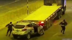 CNNE 1691813 - un camionero choca con multiples autos policiales en peru