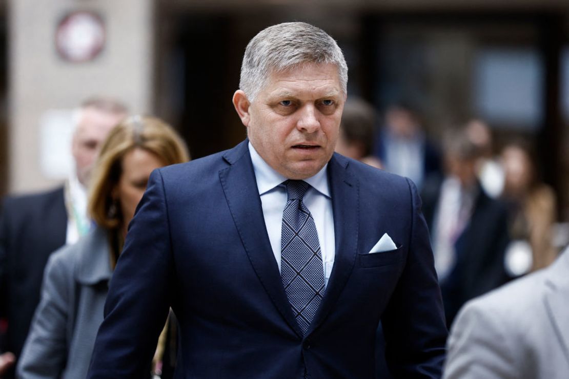 El primer ministro de Eslovaquia, Robert Fico, camina durante la cumbre del Consejo Europeo en la sede de la UE en Bruselas, el 18 de abril de 2024.