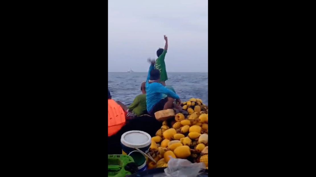 Activistas filipinos navegan en un convoy de barcos pesqueros hacia el Mar de China Meridional. Tienen previsto distribuir ayuda alimentaria y provisiones a los pescadores filipinos; el objetivo de la "regata de paz y solidaridad" es normalizar la presencia civil en el mar de China Meridional. (Foto: CNN).