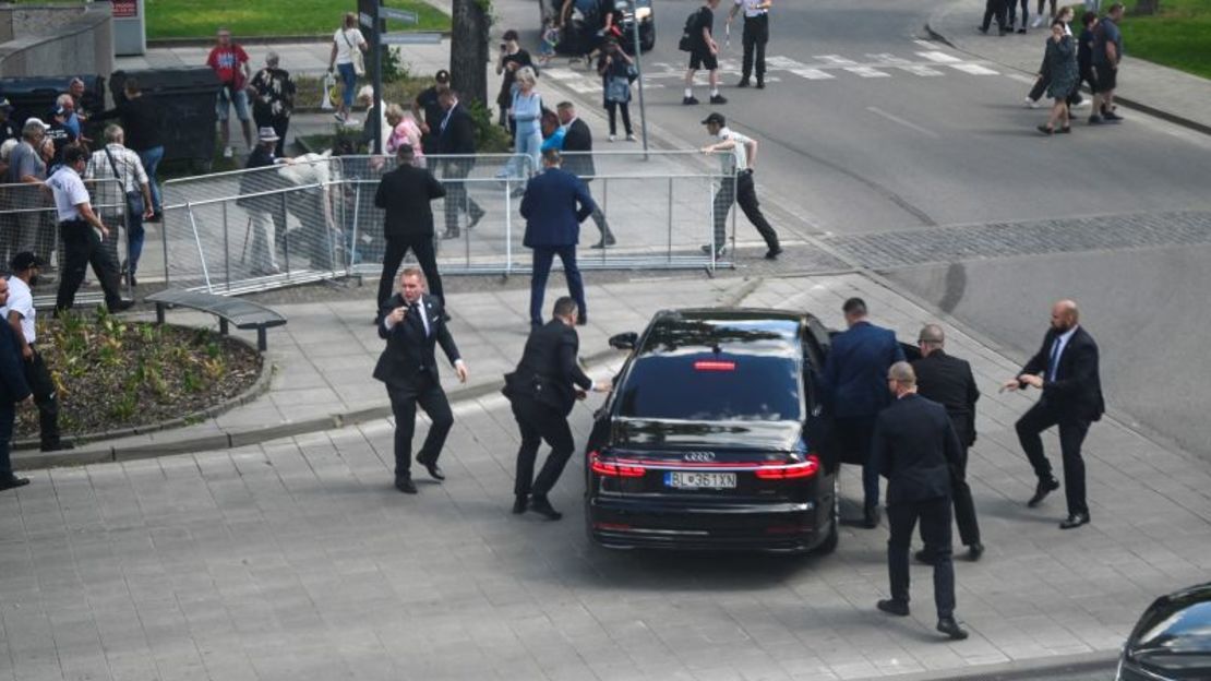 Agentes de seguridad trasladan al primer ministro de Eslovaquia, Robert Fico, en un coche tras el ataque en Handlova el 15 de mayo de 2024.