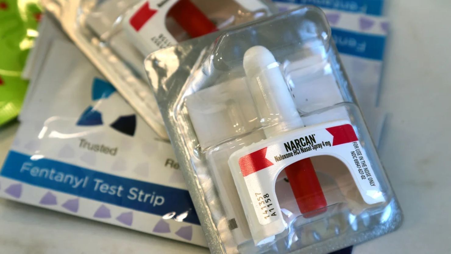 Se estima que 107.500 personas murieron por sobredosis de drogas en Estados Unidos en 2023, un 3% menos que en 2022, según datos provisionales de los CDC. El Narcan y las tiras reactivas de fentanilo pueden ayudar a reducir el riesgo.