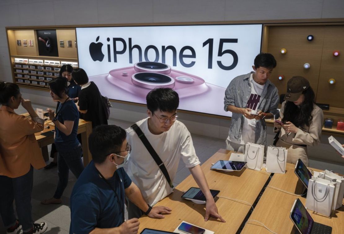 Varias personas miran productos de Apple en una tienda insignia de Beijing el 22 de septiembre de 2023. Crédito: Kevin Frayer/Getty Images/Archivo