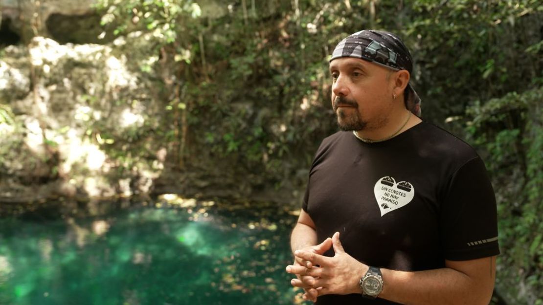 El biólogo Roberto Rojo dice que los antiguos mayas creían que los cenotes eran una entrada al inframundo. Crédito: CNN