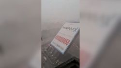 CNNE 1692016 - cartel publicitario se derrumba durante una tormenta en india