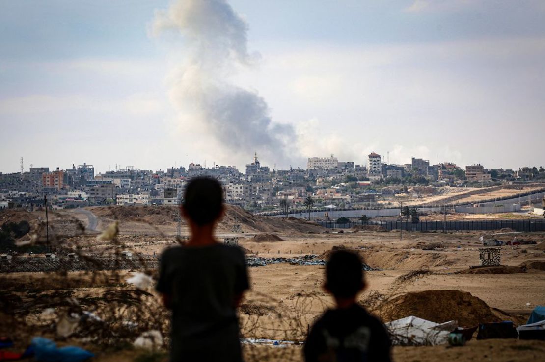 Varios niños observan el humo que sale durante los ataques israelíes al este de Rafah, en el sur de Gaza, el lunes. Crédito: AFP/Getty Images