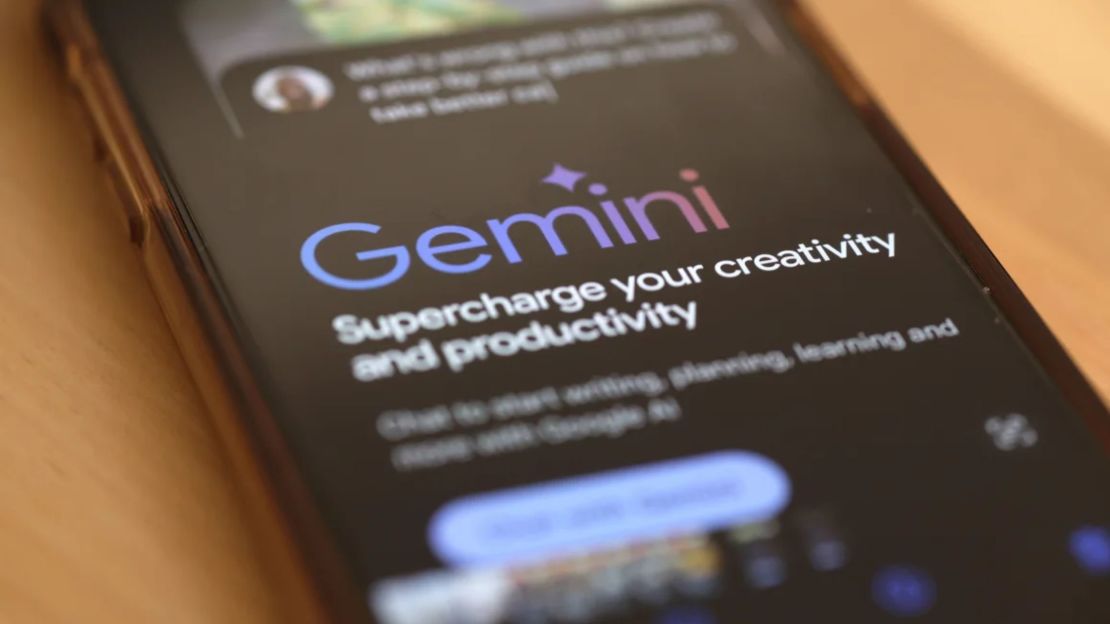 La inteligencia artificial Gemini en un teléfono el 18 de marzo de 2024 en Nueva York. La renovada experiencia de búsqueda de dicha inteligencia artificial podría provocar un descenso aún mayor de la audiencia de los medios de comunicación.